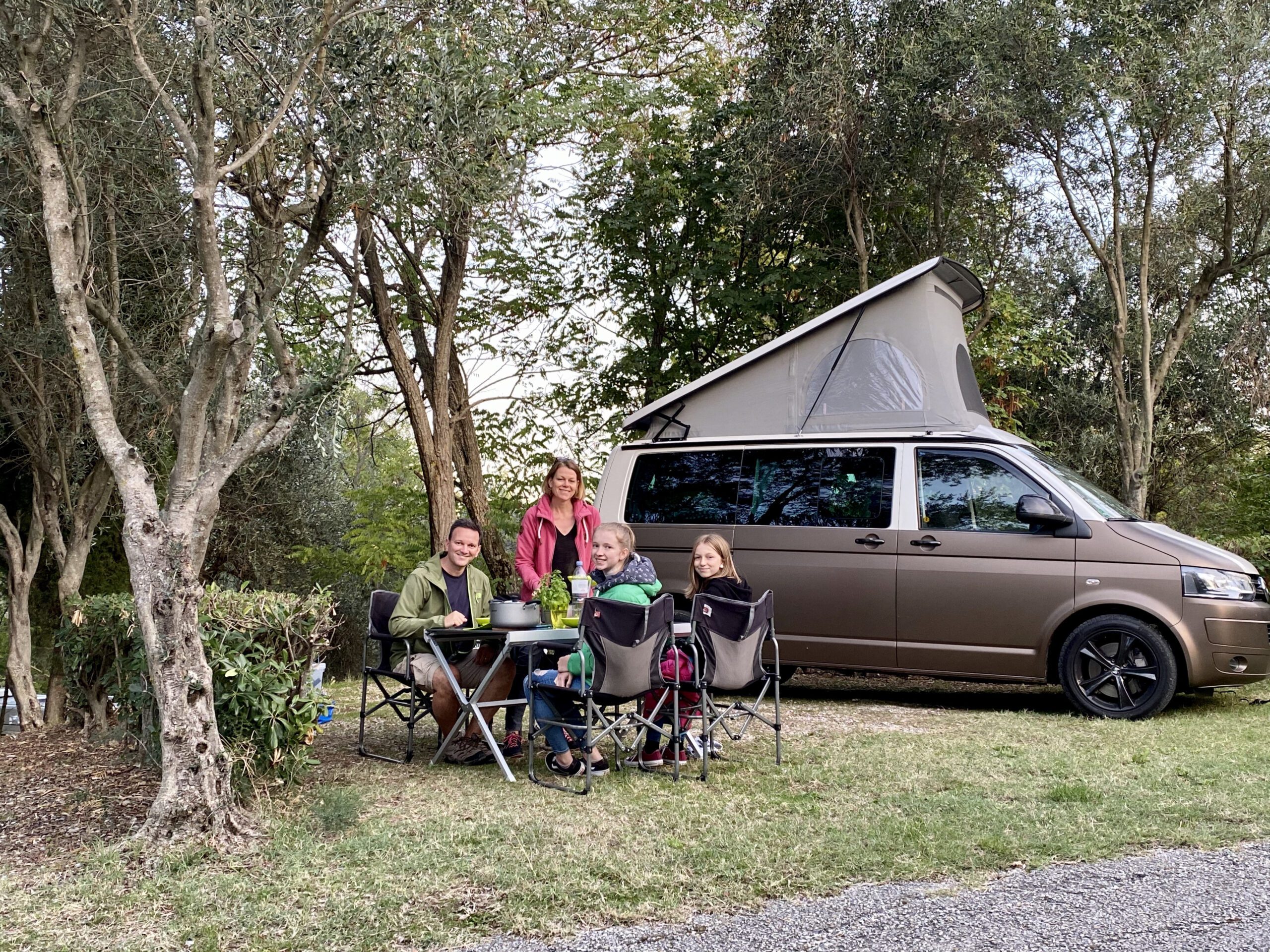 VW-Camper-auf-Campingplatz-San-Marino
